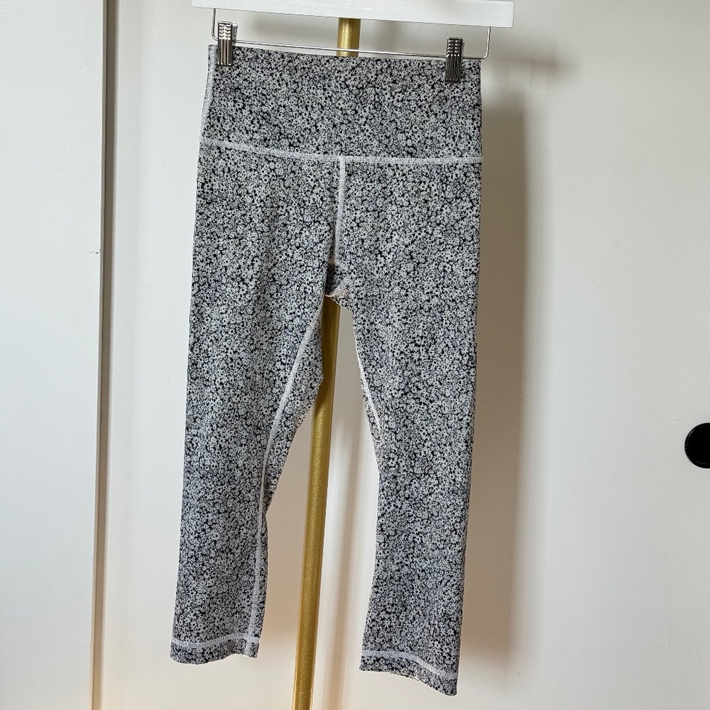 Lululemon Wunder Under Hi-Rise Cropped Leggings in Luxtreme Daisy Flower - 6